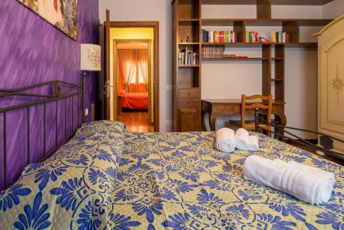 1 dormitorio con 1 cama con toallas en Le Gattaie Bellavista, en Terranuova Bracciolini