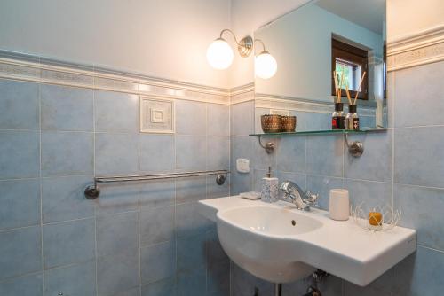 y baño con lavabo y espejo. en Le Gattaie Bellavista, en Terranuova Bracciolini