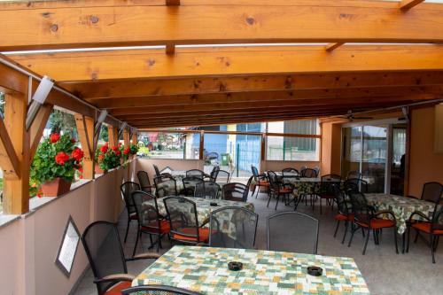 um grupo de mesas e cadeiras num restaurante em Hiša Izabela em Muta