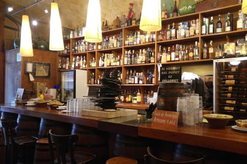 un bar con un montón de botellas de alcohol en MyVilanovaMarina en Vilanova i la Geltrú