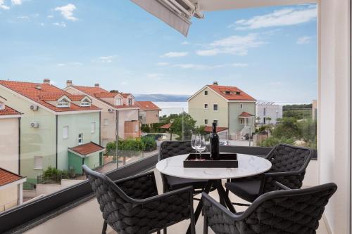 einen Balkon mit einem Tisch und Stühlen sowie Aussicht in der Unterkunft La Suite Apartments 2 in Promajna
