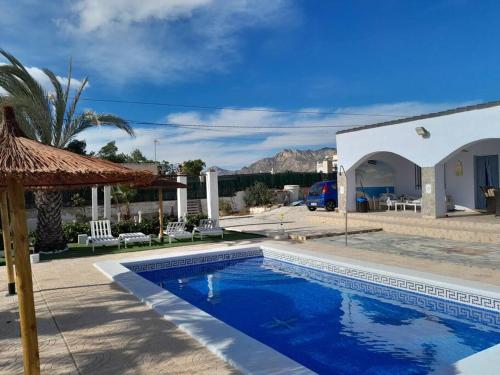 een zwembad voor een huis met een gebouw bij Casa La Vista in Albatera