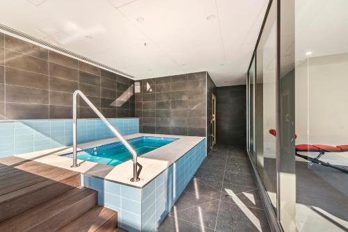 un bagno con vasca idromassaggio in una casa di Your Gateway to Sports and Entertainment-00215 a Melbourne