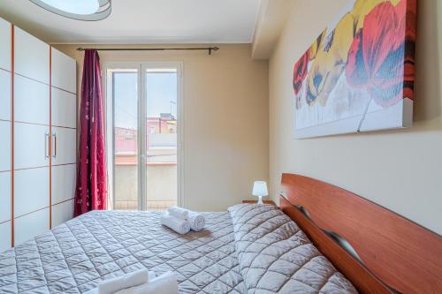 - une chambre avec un lit et une grande fenêtre dans l'établissement Appartamento Giliberto Luna, à Portopalo di Capo Passero