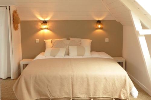 - une chambre avec un grand lit blanc et deux lumières dans l'établissement Maison de charme sur les quais port de St Goustan, à Auray