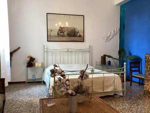 a bedroom with a bed and a picture of a cow at VENEZIA NATURALMENTE ideale per gruppi e famiglie in Venice
