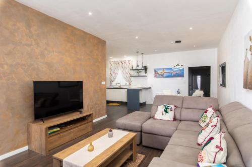 TV/Unterhaltungsangebot in der Unterkunft Spacious Luxury 3BR Apartment with Terrace & Open Views - Zurrieq, close to sea