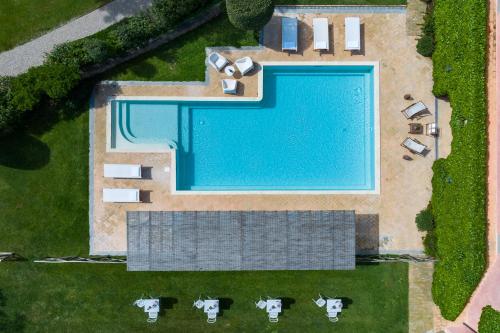 布拉卡尼的住宿－Le Versegge Resort，游泳池周围设有椅子,享有高空的景色