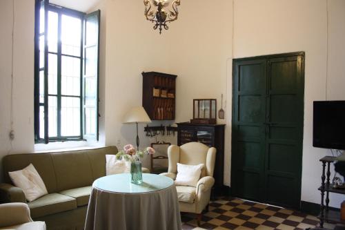 sala de estar con sofá y mesa en Real Fundición de Alcora, en Canjáyar