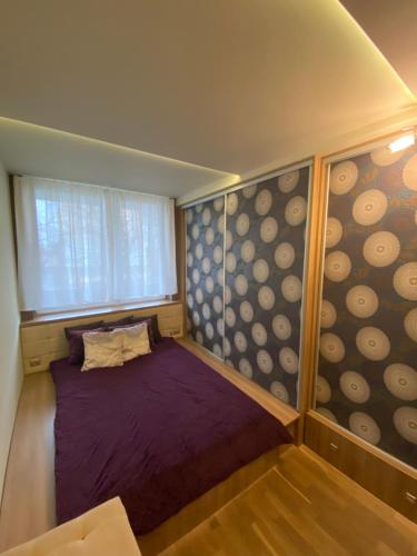uma pequena cama num quarto com uma janela em Manufaktura Radegast Green Julianów District em Lódź