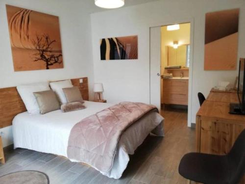 - une chambre avec un grand lit et un bureau dans l'établissement 33 Bis, à La Rochelle