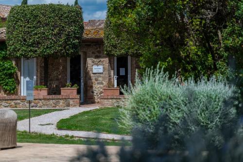 a stone house with a garden in front of it at Le Versegge Resort in Braccagni