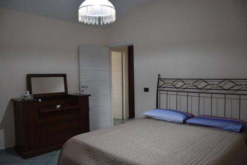 um quarto com uma cama, uma cómoda e um espelho em Casa Silvana em Piano di Sorrento