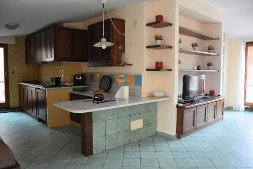uma cozinha com uma grande ilha no meio em Casa Silvana em Piano di Sorrento
