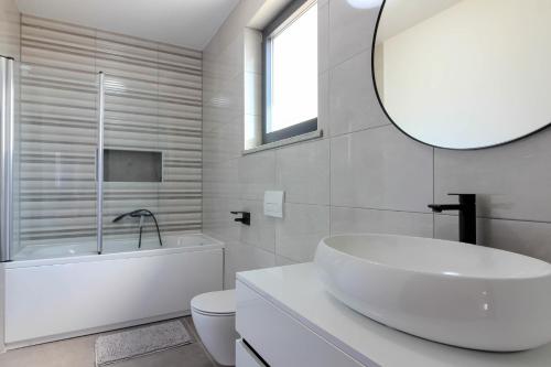 Modern villa Maeni with private pool in Pula