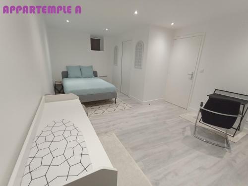 een witte kamer met een bed en een stoel bij Appartemple in Meaux