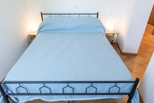 1 cama en una habitación pequeña con 2 mesas en SE014 - Senigallia, nuovo bilocale comodo a centro e spiaggia en Senigallia