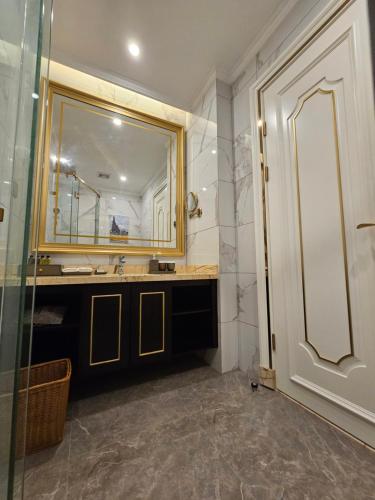 Un baño con un gran espejo y un lavabo. en Dansavanh Namngum Resort, en Ban Keun