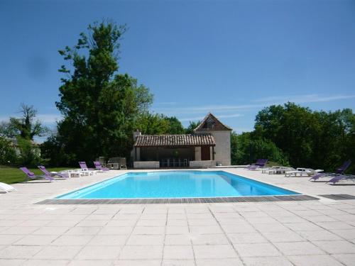 une grande piscine avec des chaises et un bâtiment dans l'établissement luxury cottage for 2, beautiful views, large swimming pool, no children, à Issigeac