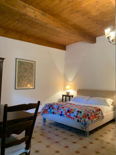 レッチェにあるVilla Giuliaの木製の天井が特徴のベッドルーム1室(ベッド1台付)