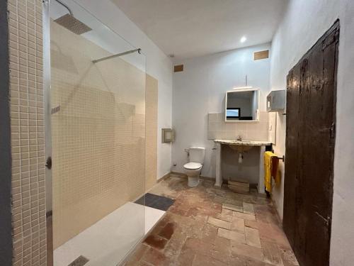 y baño con ducha, aseo y lavamanos. en Can Pacoli, en Rupià