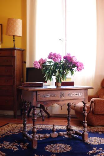 - une table avec des fleurs dans le salon dans l'établissement La Bellonette, à Marseillan