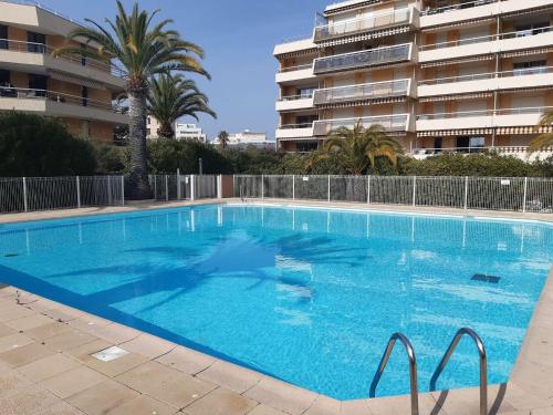 Appartement 2 pièces à Fréjus avec piscine, parking et à 300m des commerces - FR-1-226A-145