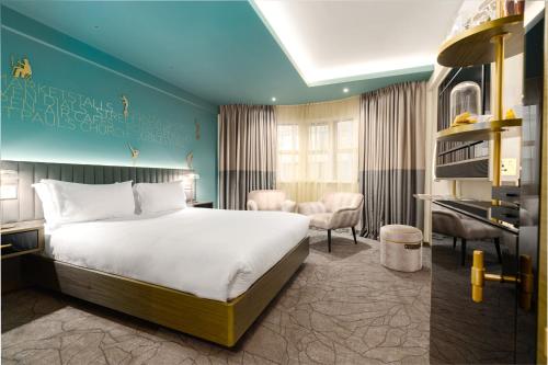 ein Hotelzimmer mit einem Bett und einem Schreibtisch in der Unterkunft Middle Eight - Covent Garden - Preferred Hotels and Resorts in London