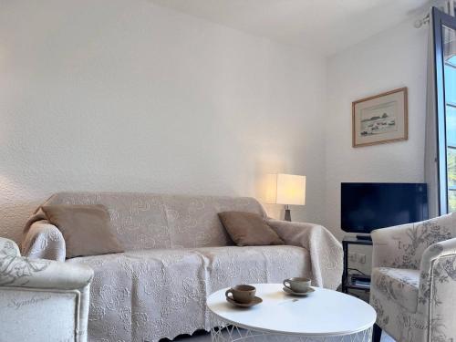 Photo de la galerie de l'établissement Maison Calme 3 Pièces avec Terrasse, Clim et Garage - Le Lavandou - FR-1-251-502, au Lavandou