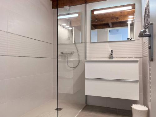 La salle de bains est pourvue d'une douche en verre et d'un lavabo. dans l'établissement Maison Le Lavandou, 3 pièces, 6 personnes - FR-1-251-502, au Lavandou
