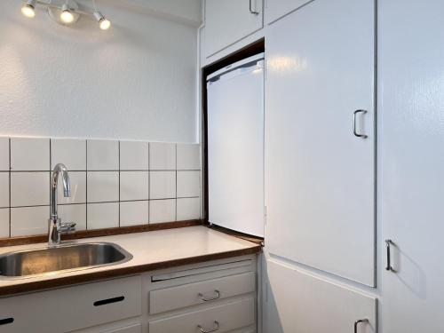 una piccola cucina con lavandino e specchio di One Bedroom Apartment In Rdovre, Trnvej 29b, a Rødovre
