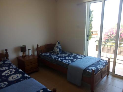 A bed or beds in a room at Summer Breeze - Cheerful 2 bedroom villa with pool