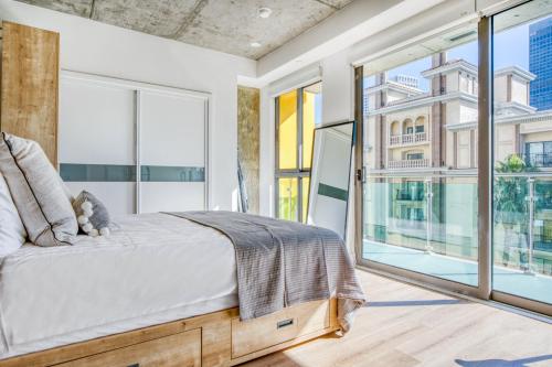 Postel nebo postele na pokoji v ubytování Downtown 1BR w Pool Gym WD nr Staples Center LAX-556