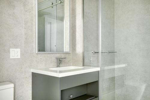 Koupelna v ubytování Downtown 1BR w Pool Gym WD nr Staples Center LAX-556