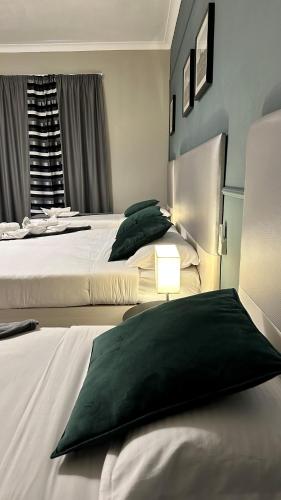 Postel nebo postele na pokoji v ubytování Sliema Marina Hotel