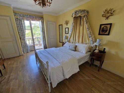 ein Schlafzimmer mit einem großen Bett mit Baldachin in der Unterkunft Villa Cavalaire-sur-Mer, 5 pièces, 8 personnes - FR-1-100-239 in Cavalaire-sur-Mer