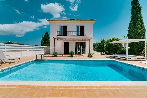 Summer Breeze - Cheerful 2 bedroom villa with pool