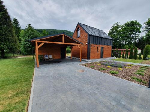 a barn conversion with a pavilion in a yard at Domek na Polanie in Ustroń