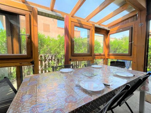 Photo de la galerie de l'établissement Charmant Studio Mezzanine 4 Pers, Terrasse et Piscine, Proche Mer - Gruissan Les Ayguades - FR-1-229-835, à Gruissan