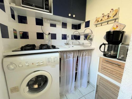 Photo de la galerie de l'établissement Charmant Studio Mezzanine 4 Pers, Terrasse et Piscine, Proche Mer - Gruissan Les Ayguades - FR-1-229-835, à Gruissan