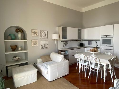 un salon avec un canapé blanc et une table dans l'établissement La Porte de France by Connexion, à Menton