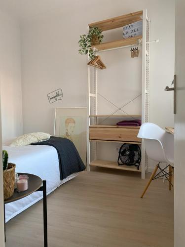 a bedroom with a bed and a desk at Lisbon, renovated T2 apartment Portas de Benfica in Amadora