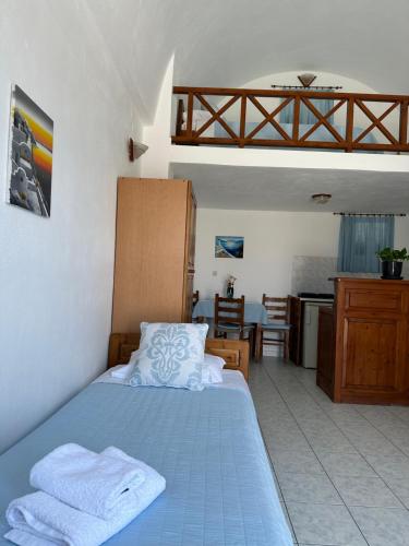 - une chambre avec un lit et 2 serviettes dans l'établissement Hotel Paradisos Oia, à Oia
