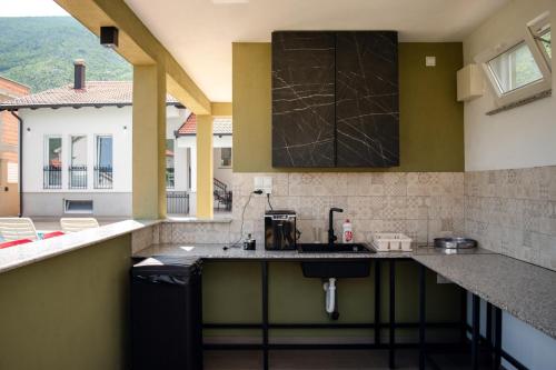 een keuken met een wastafel en een aanrecht bij Villa Porto in Mostar