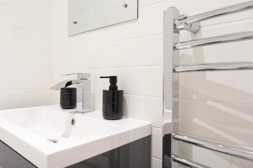 At the level - (2 bed flat) photo 47