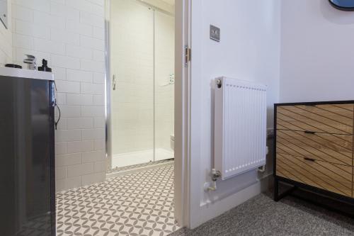 At the level - (2 bed flat) photo 43