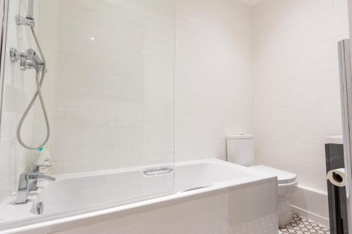 At the level - (2 bed flat) photo 48