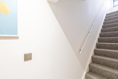 At the level - (2 bed flat) photo 50