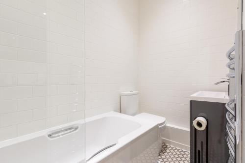 At the level - (2 bed flat) photo 49