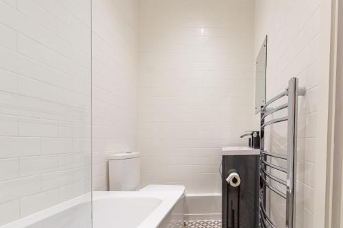 At the level - (2 bed flat) photo 46